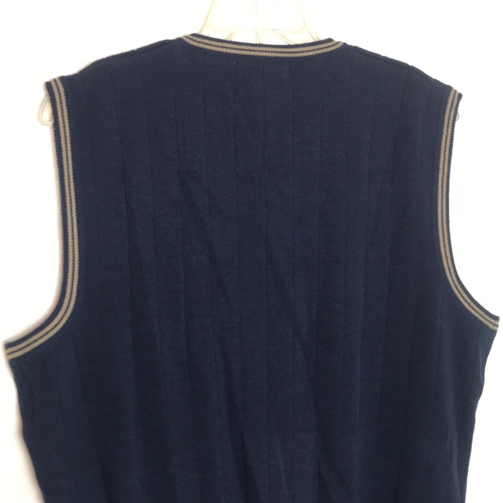Gently used condition vintage mens oversized academia v-neck cable knit vest - Picture 5 of 6